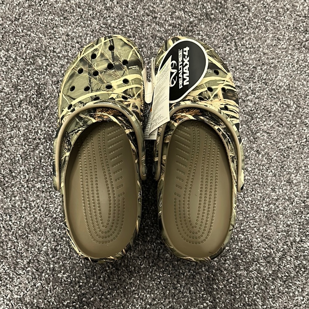 Men’s size 10 women’s 12 green camo real tree crocs.